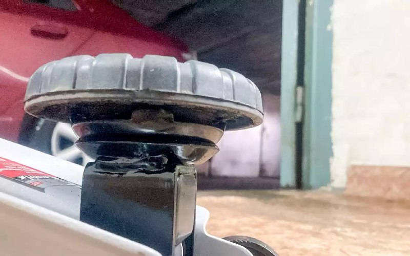 Необычный способ улучшения подкатного домкрата с помощью автомобильной запчасти Необычный способ улучшения подкатного домкрата с помощью автомобильной запчасти