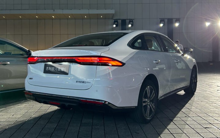 В Китае поступил в продажу гибридный седан Geely Galaxy Starshine 6 В Китае поступил в продажу гибридный седан Geely Galaxy Starshine 6