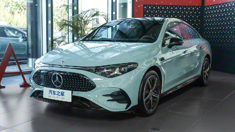 Компания Mercedes-Benz представила удлинённую электроседан-комуникацию для китайского рынка