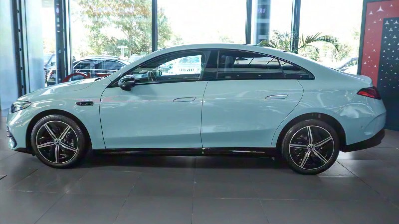 Компания Mercedes-Benz представила удлинённую электроседан-комуникацию для китайского рынка