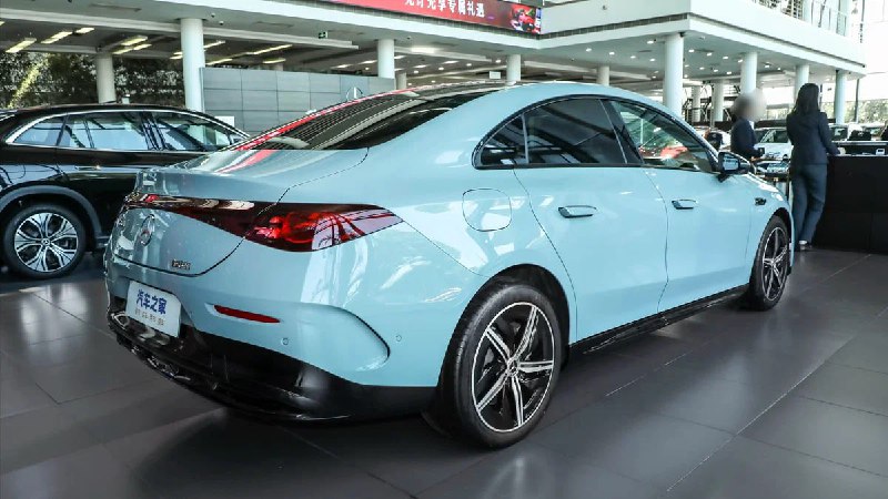 Компания Mercedes-Benz представила удлинённую электроседан-комуникацию для китайского рынка
