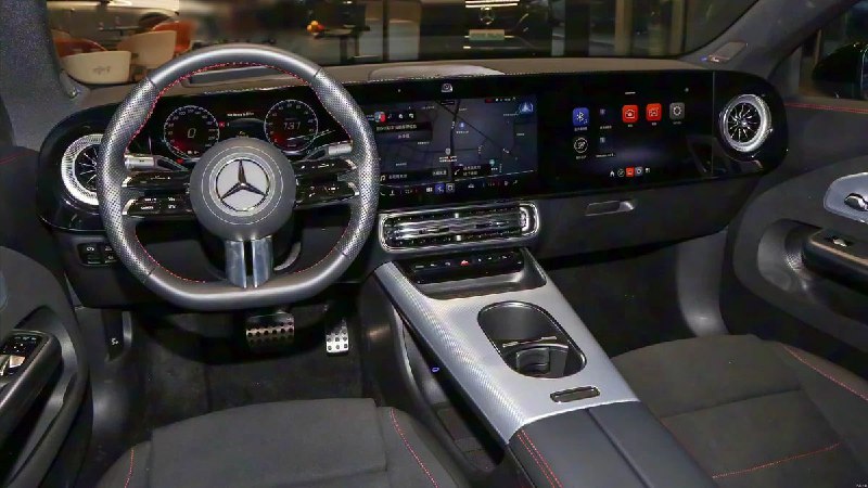 Компания Mercedes-Benz представила удлинённую электроседан-комуникацию для китайского рынка