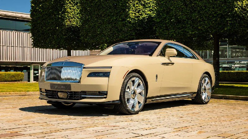 Эксклюзивный Rolls-Royce Spectre, украшенный портретом собаки, созданный за четыре месяца Эксклюзивный Rolls-Royce Spectre, украшенный портретом собаки, созданный за четыре месяца
