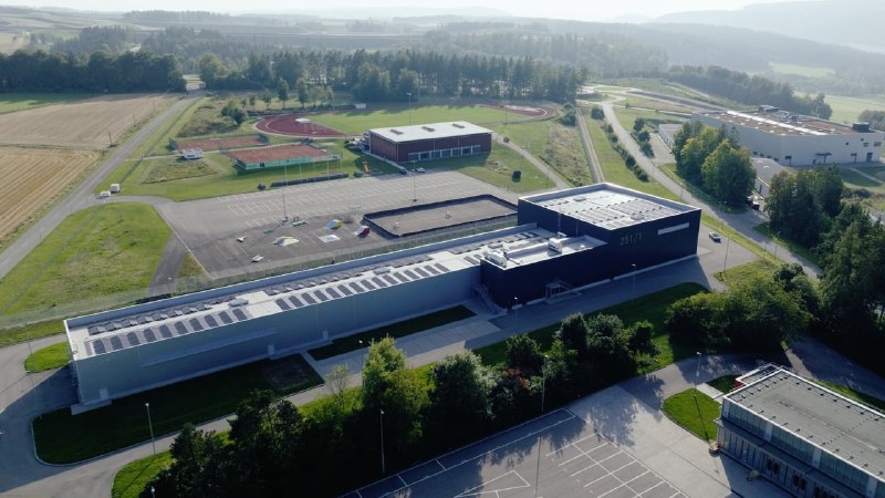 Mercedes-Benz открыл новый центр испытаний автомобильных систем освещения Mercedes-Benz открыл новый центр испытаний автомобильных систем освещения