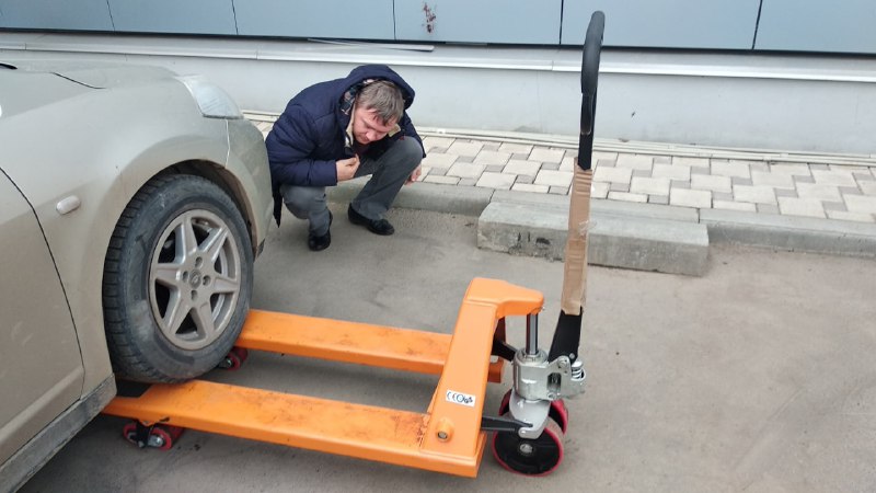 Несколько способов поднять автомобиль без стандартных инструментов Несколько способов поднять автомобиль без стандартных инструментов