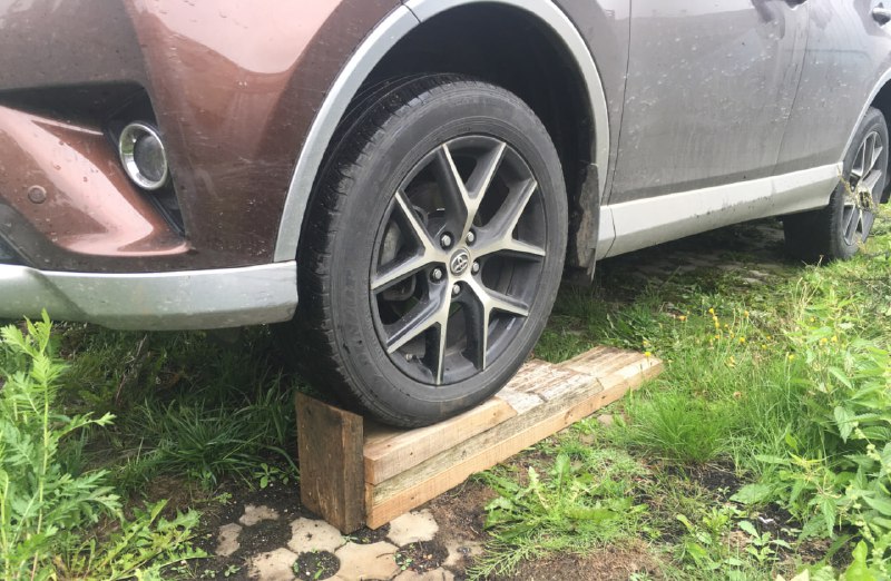 Несколько способов поднять автомобиль без стандартных инструментов Несколько способов поднять автомобиль без стандартных инструментов