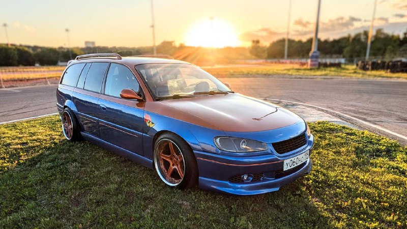 Кастомизированный Opel Omega: яркое превращение с мощным сердцем Кастомизированный Opel Omega: яркое превращение с мощным сердцем