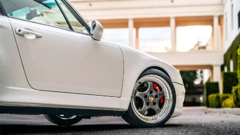 Ателье ECD, обычно прокачивающее старые Land Rover, внезапно взялось за Porsche 911 из 90-х — и выдало настоящего монстра.Оригинальный 3,6-литровый мотор M64 довели до 500 сил, добавили турбонаддув, 6-ступенчатую коробку и кастомный выхлоп. Ателье ECD, обычно прокачивающее старые Land Rover, внезапно взялось за Porsche 911 из 90-х — и выдало настоящего монстра.Оригинальный 3,6-литровый мотор M64 довели до 500 сил, добавили турбонаддув, 6-ступенчатую коробку и кастомный выхлоп.