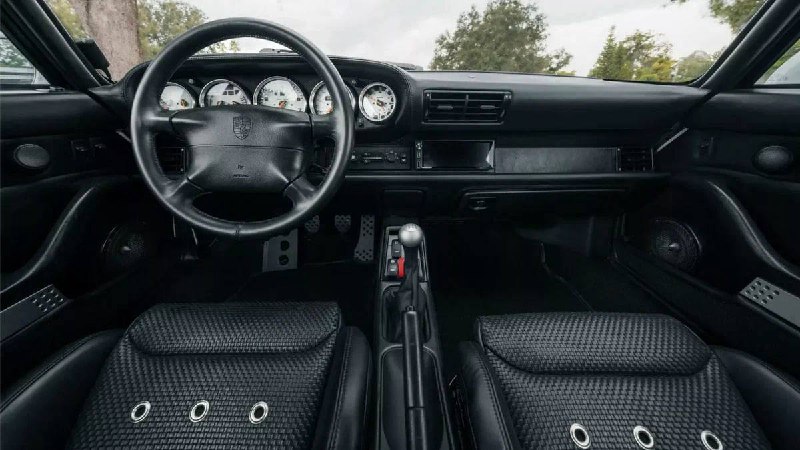 Ателье ECD, обычно прокачивающее старые Land Rover, внезапно взялось за Porsche 911 из 90-х — и выдало настоящего монстра.Оригинальный 3,6-литровый мотор M64 довели до 500 сил, добавили турбонаддув, 6-ступенчатую коробку и кастомный выхлоп. Ателье ECD, обычно прокачивающее старые Land Rover, внезапно взялось за Porsche 911 из 90-х — и выдало настоящего монстра.Оригинальный 3,6-литровый мотор M64 довели до 500 сил, добавили турбонаддув, 6-ступенчатую коробку и кастомный выхлоп.