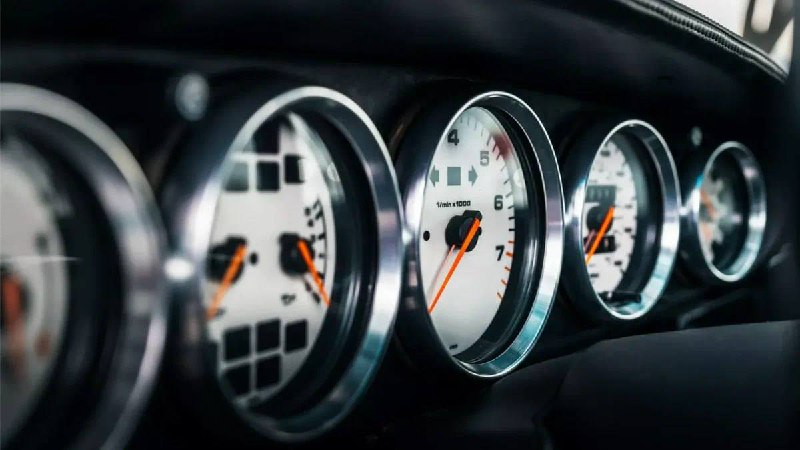 Ателье ECD, обычно прокачивающее старые Land Rover, внезапно взялось за Porsche 911 из 90-х — и выдало настоящего монстра.Оригинальный 3,6-литровый мотор M64 довели до 500 сил, добавили турбонаддув, 6-ступенчатую коробку и кастомный выхлоп. Ателье ECD, обычно прокачивающее старые Land Rover, внезапно взялось за Porsche 911 из 90-х — и выдало настоящего монстра.Оригинальный 3,6-литровый мотор M64 довели до 500 сил, добавили турбонаддув, 6-ступенчатую коробку и кастомный выхлоп.