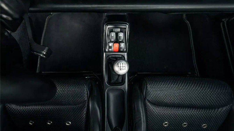 Ателье ECD, обычно прокачивающее старые Land Rover, внезапно взялось за Porsche 911 из 90-х — и выдало настоящего монстра.Оригинальный 3,6-литровый мотор M64 довели до 500 сил, добавили турбонаддув, 6-ступенчатую коробку и кастомный выхлоп. Ателье ECD, обычно прокачивающее старые Land Rover, внезапно взялось за Porsche 911 из 90-х — и выдало настоящего монстра.Оригинальный 3,6-литровый мотор M64 довели до 500 сил, добавили турбонаддув, 6-ступенчатую коробку и кастомный выхлоп.