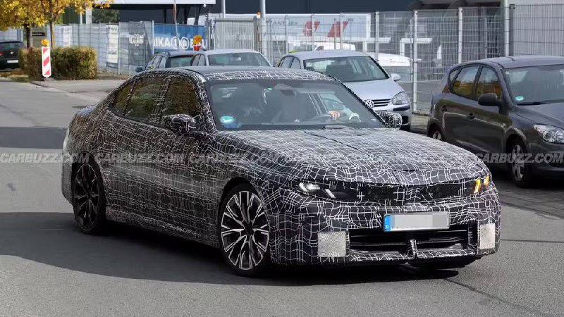 Новый BMW 3 Series готовится к премьере — на тестах возле Нюрбургринга заметили почти серийный прототип.Модель, предположительно M350, получит дизайн в стиле Neue Klasse — с узкими «ноздрями» и новыми фарами, как у iX3. Новый BMW 3 Series готовится к премьере — на тестах возле Нюрбургринга заметили почти серийный прототип.Модель, предположительно M350, получит дизайн в стиле Neue Klasse — с узкими «ноздрями» и новыми фарами, как у iX3.