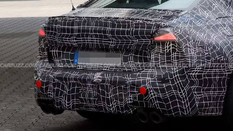 Новый BMW 3 Series готовится к премьере — на тестах возле Нюрбургринга заметили почти серийный прототип.Модель, предположительно M350, получит дизайн в стиле Neue Klasse — с узкими «ноздрями» и новыми фарами, как у iX3. Новый BMW 3 Series готовится к премьере — на тестах возле Нюрбургринга заметили почти серийный прототип.Модель, предположительно M350, получит дизайн в стиле Neue Klasse — с узкими «ноздрями» и новыми фарами, как у iX3.