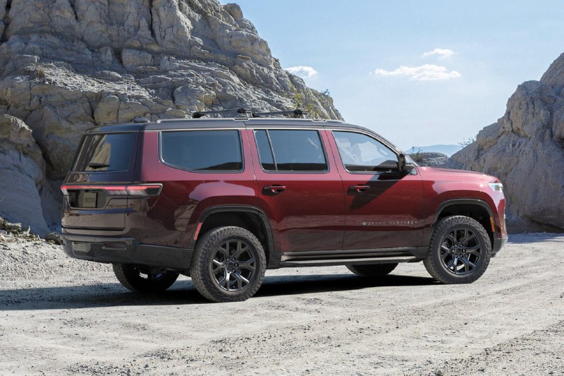 Обновленный Jeep Grand Wagoneer с новой линейкой моторов и модернизированным дизайном Обновленный Jeep Grand Wagoneer с новой линейкой моторов и модернизированным дизайном