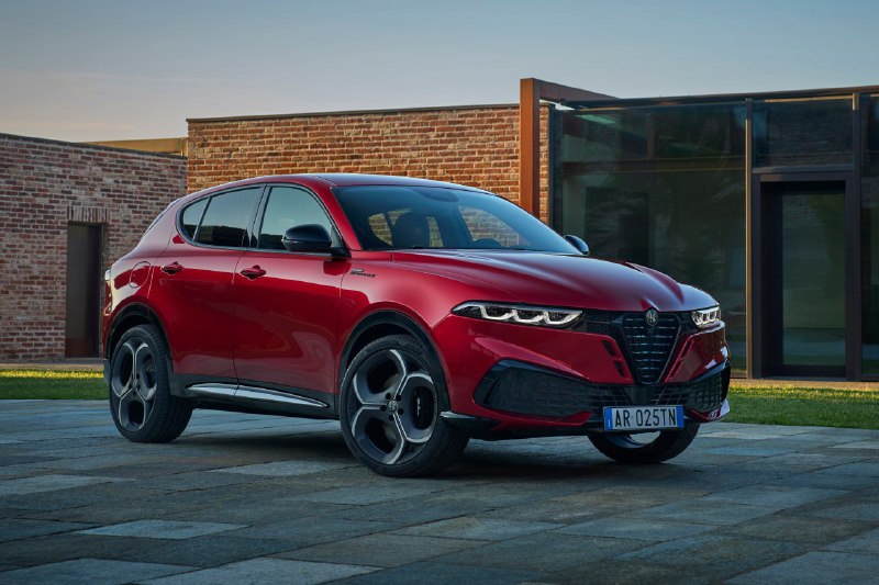 Обновленный Alfa Romeo Tonale получил рестайнг и новые силовые установки