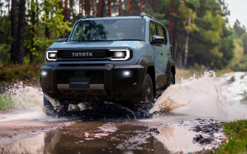 Toyota представила «маленький» Land CruiserНовинка напоминает «большой» Land Cruiser Prado, у них много общих черт, особенно они похожи по форме.