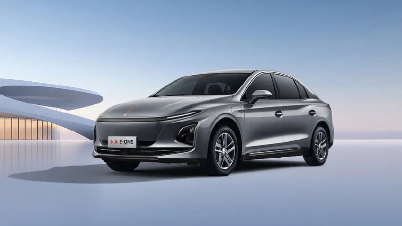 Hongqi выпустила доступную электроседан E-QM5 с функцией быстрой замены батареи