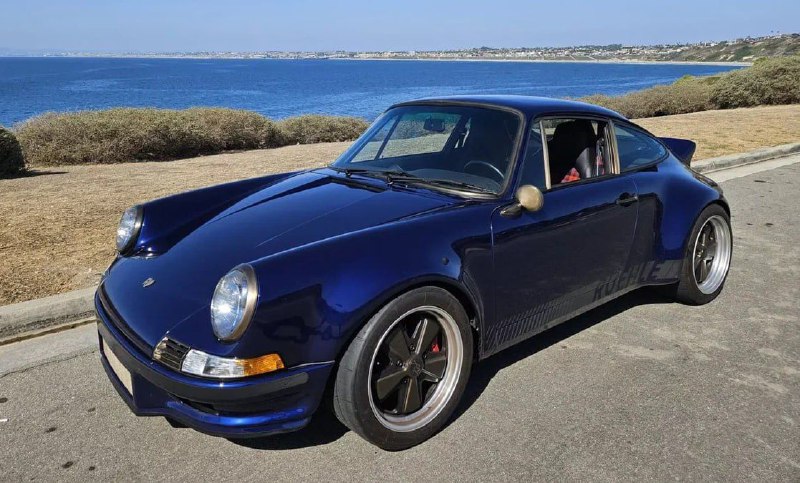 Классический Porsche 911 Carrera преобразован в ретромод в стиле RSR Классический Porsche 911 Carrera преобразован в ретромод в стиле RSR