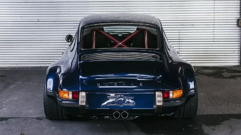 Классический Porsche 911 Carrera преобразован в ретромод в стиле RSR Классический Porsche 911 Carrera преобразован в ретромод в стиле RSR