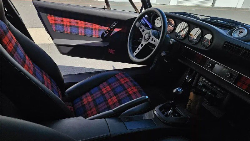 Классический Porsche 911 Carrera преобразован в ретромод в стиле RSR Классический Porsche 911 Carrera преобразован в ретромод в стиле RSR