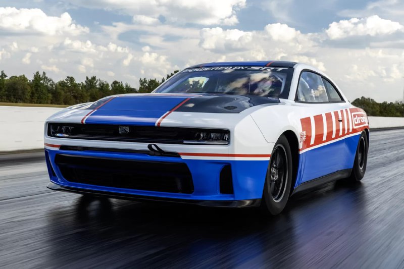 Dodge возвращает легендарный V8 Hemi в ограниченной версии для дрэг-рейсинга Dodge возвращает легендарный V8 Hemi в ограниченной версии для дрэг-рейсинга