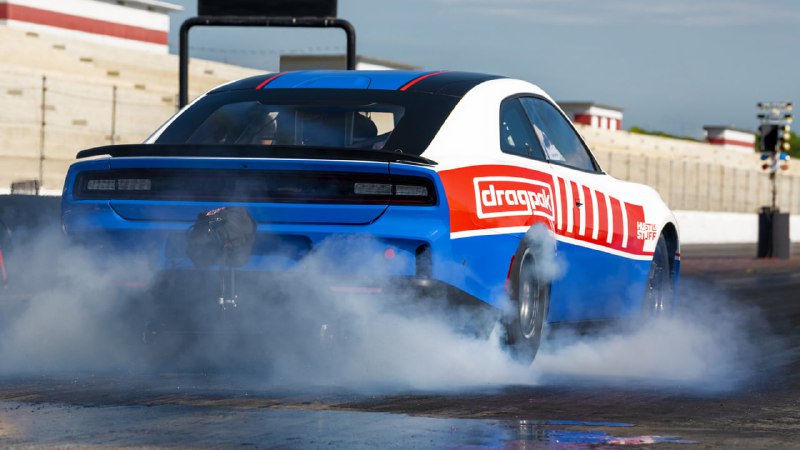 Dodge возвращает легендарный V8 Hemi в ограниченной версии для дрэг-рейсинга Dodge возвращает легендарный V8 Hemi в ограниченной версии для дрэг-рейсинга