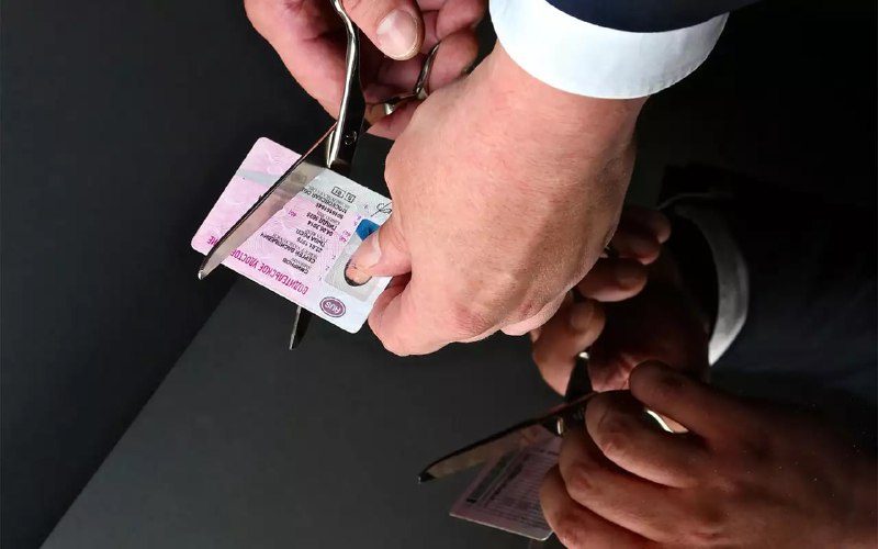 Можно ли отказать инспектору передать водительские документы без обложки?
