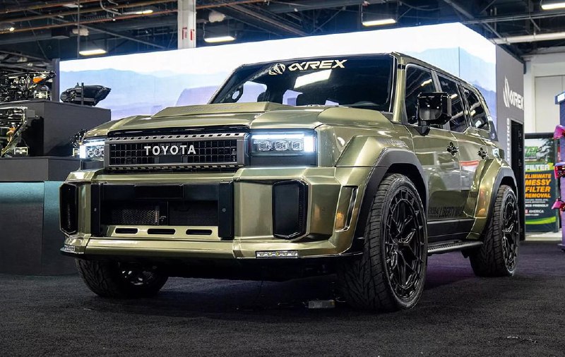 Японское тюнинг-ателье Liberty Walk создало доработанный Land Cruiser Prado для демонстрации на шоу SEMA