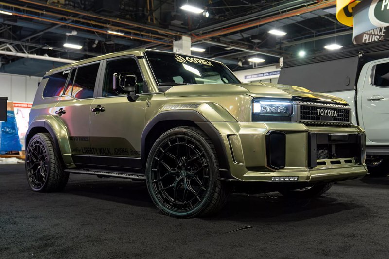 Японское тюнинг-ателье Liberty Walk создало доработанный Land Cruiser Prado для демонстрации на шоу SEMA