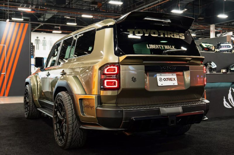 Японское тюнинг-ателье Liberty Walk создало доработанный Land Cruiser Prado для демонстрации на шоу SEMA