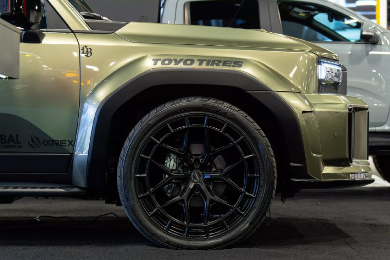 Японское тюнинг-ателье Liberty Walk создало доработанный Land Cruiser Prado для демонстрации на шоу SEMA