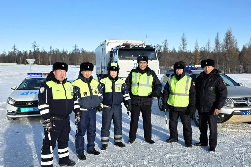 Сотрудники ГИБДД помогли застрявшей семье на морозе в Якутии Сотрудники ГИБДД помогли застрявшей семье на морозе в Якутии