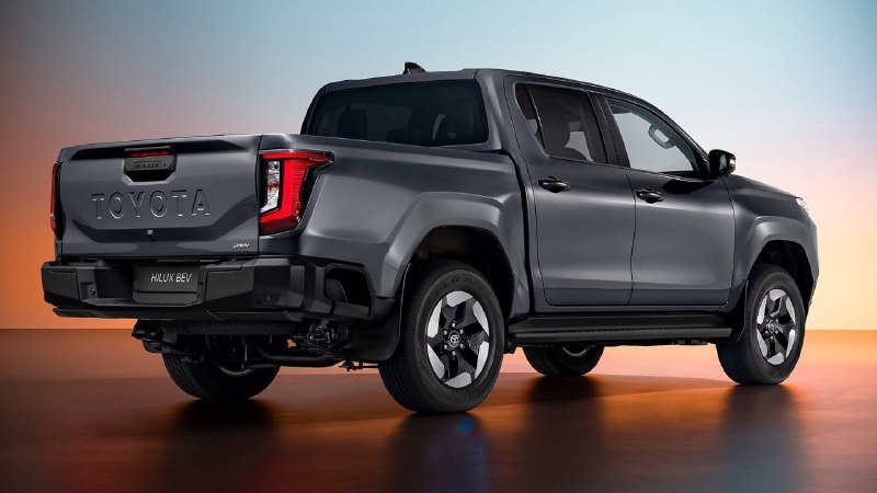 Toyota Hilux переходит на электротягу и сохраняет бензиновые и дизельные версии Toyota Hilux переходит на электротягу и сохраняет бензиновые и дизельные версии