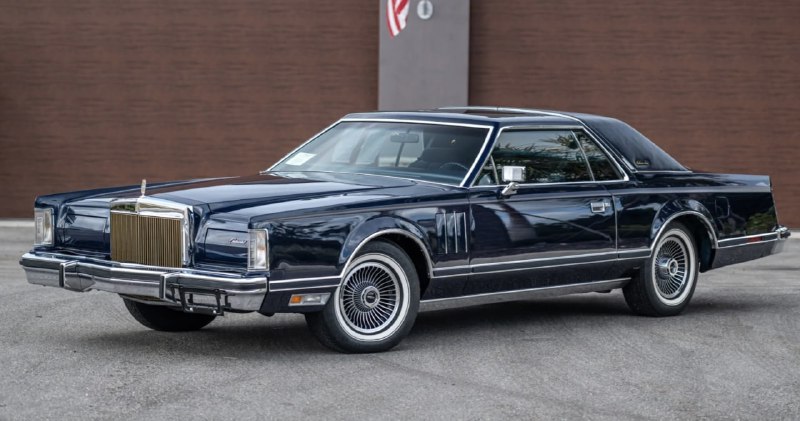 Редкая находка: 45 лет простоявшая в гараже классическая Lincoln Continental Mark V 1979 года выставлена на аукцион Редкая находка: 45 лет простоявшая в гараже классическая Lincoln Continental Mark V 1979 года выставлена на аукцион