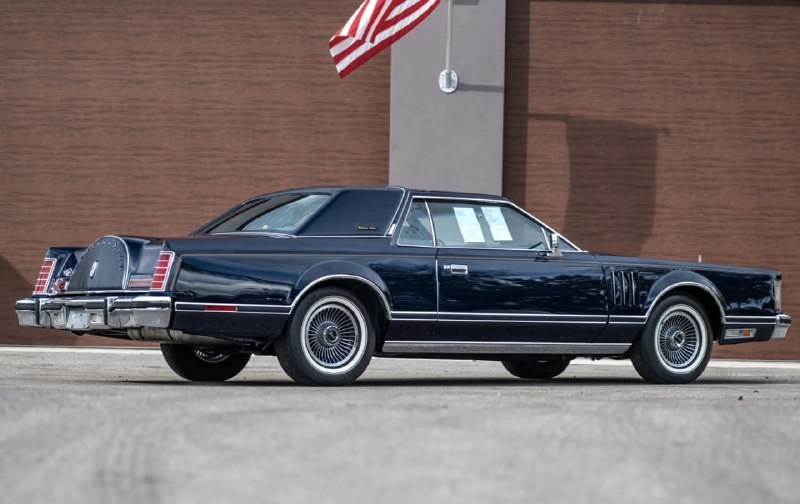 Редкая находка: 45 лет простоявшая в гараже классическая Lincoln Continental Mark V 1979 года выставлена на аукцион Редкая находка: 45 лет простоявшая в гараже классическая Lincoln Continental Mark V 1979 года выставлена на аукцион