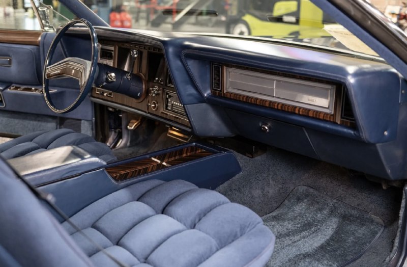Редкая находка: 45 лет простоявшая в гараже классическая Lincoln Continental Mark V 1979 года выставлена на аукцион Редкая находка: 45 лет простоявшая в гараже классическая Lincoln Continental Mark V 1979 года выставлена на аукцион