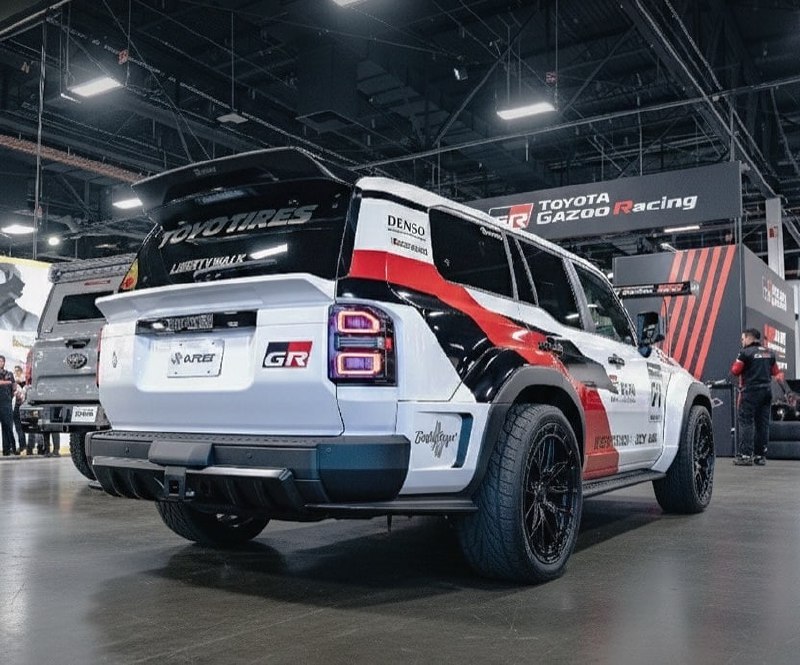 Яркий тюнинг внедорожника Toyota Land Cruiser Prado от Liberty Walk