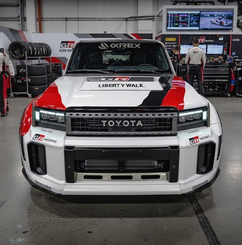 Яркий тюнинг внедорожника Toyota Land Cruiser Prado от Liberty Walk