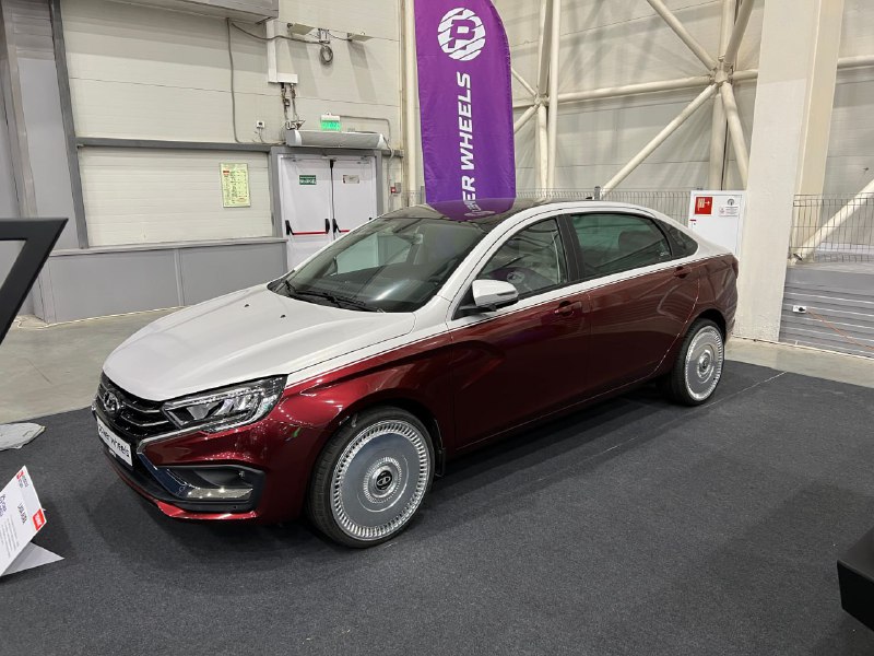 Необычный роскошный образ Lada Aura на Московском автосалоне Необычный роскошный образ Lada Aura на Московском автосалоне