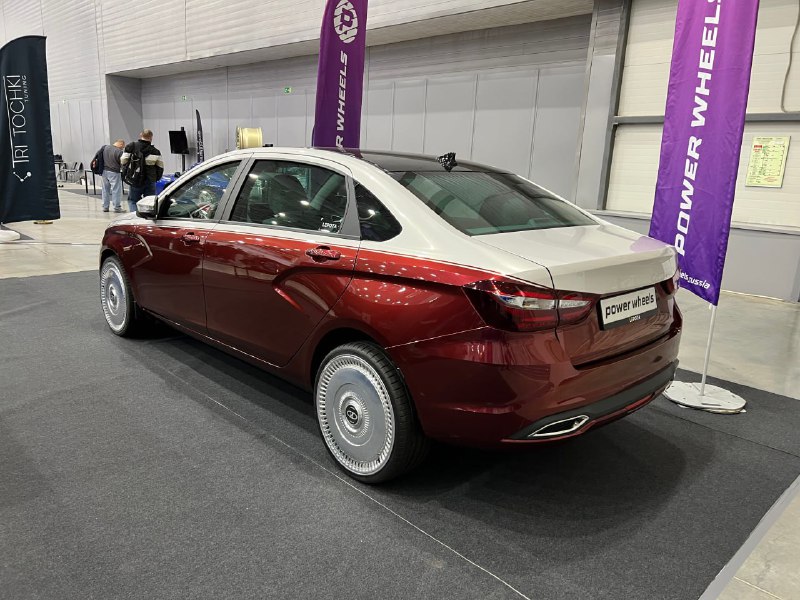 Необычный роскошный образ Lada Aura на Московском автосалоне Необычный роскошный образ Lada Aura на Московском автосалоне