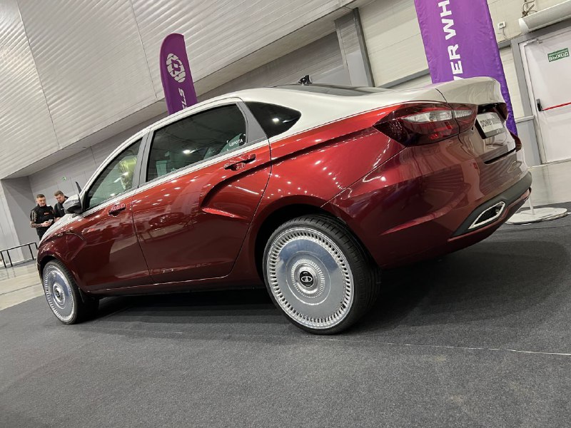 Необычный роскошный образ Lada Aura на Московском автосалоне Необычный роскошный образ Lada Aura на Московском автосалоне