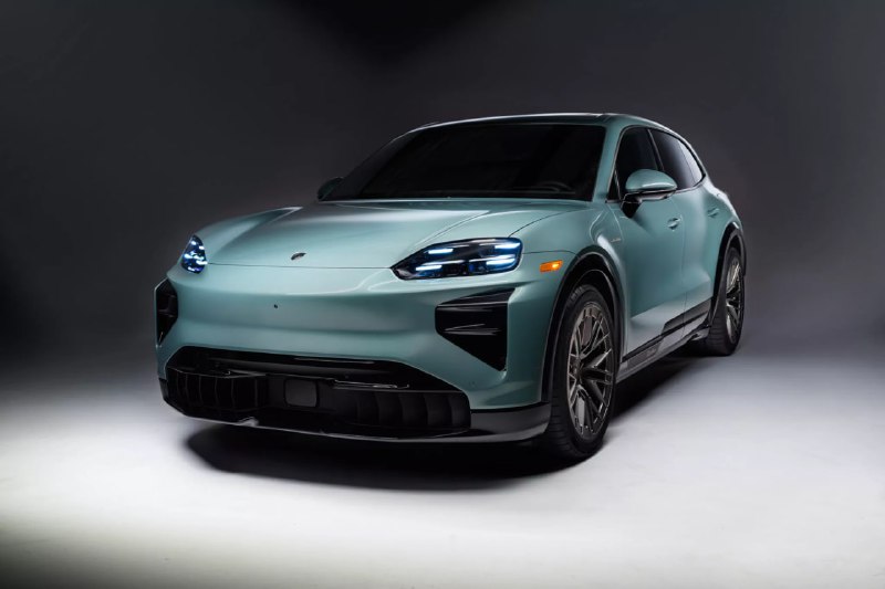Porsche выкатил Cayenne Electric: версия Turbo выдаёт 1139 сил — теперь это самый мощный серийный Porsche в истории, плюс первое авто марки с беспроводной зарядкой.Разгон до сотни — 2,5 секунды, максималка — 260 км/ч.