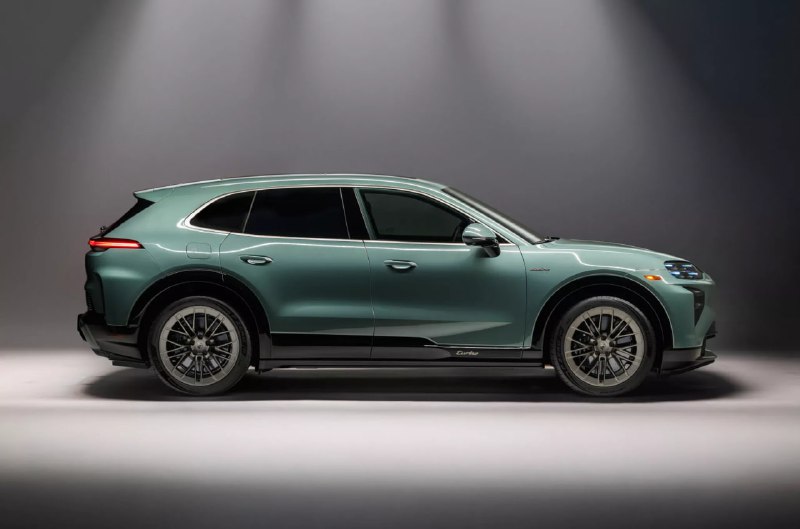 Porsche выкатил Cayenne Electric: версия Turbo выдаёт 1139 сил — теперь это самый мощный серийный Porsche в истории, плюс первое авто марки с беспроводной зарядкой.Разгон до сотни — 2,5 секунды, максималка — 260 км/ч.