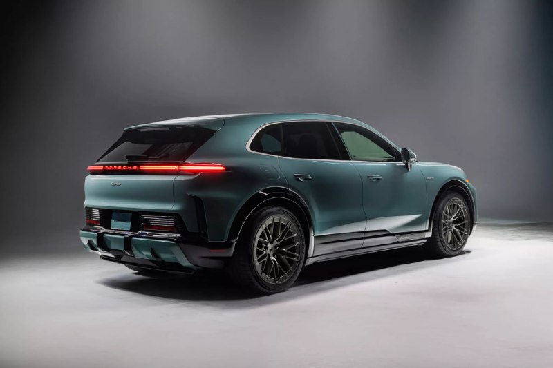 Porsche выкатил Cayenne Electric: версия Turbo выдаёт 1139 сил — теперь это самый мощный серийный Porsche в истории, плюс первое авто марки с беспроводной зарядкой.Разгон до сотни — 2,5 секунды, максималка — 260 км/ч.