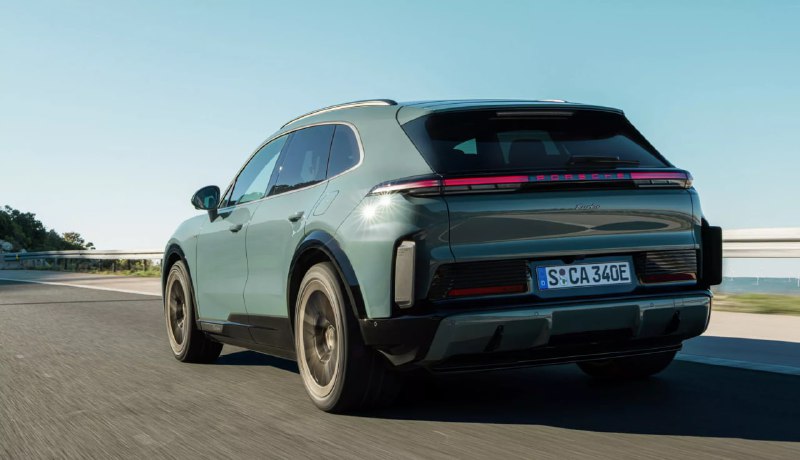 Porsche выкатил Cayenne Electric: версия Turbo выдаёт 1139 сил — теперь это самый мощный серийный Porsche в истории, плюс первое авто марки с беспроводной зарядкой.Разгон до сотни — 2,5 секунды, максималка — 260 км/ч.