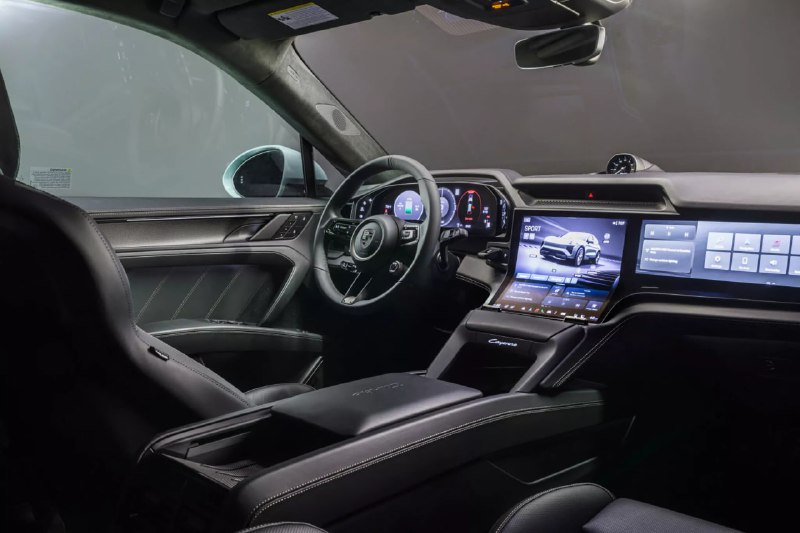 Porsche выкатил Cayenne Electric: версия Turbo выдаёт 1139 сил — теперь это самый мощный серийный Porsche в истории, плюс первое авто марки с беспроводной зарядкой.Разгон до сотни — 2,5 секунды, максималка — 260 км/ч.
