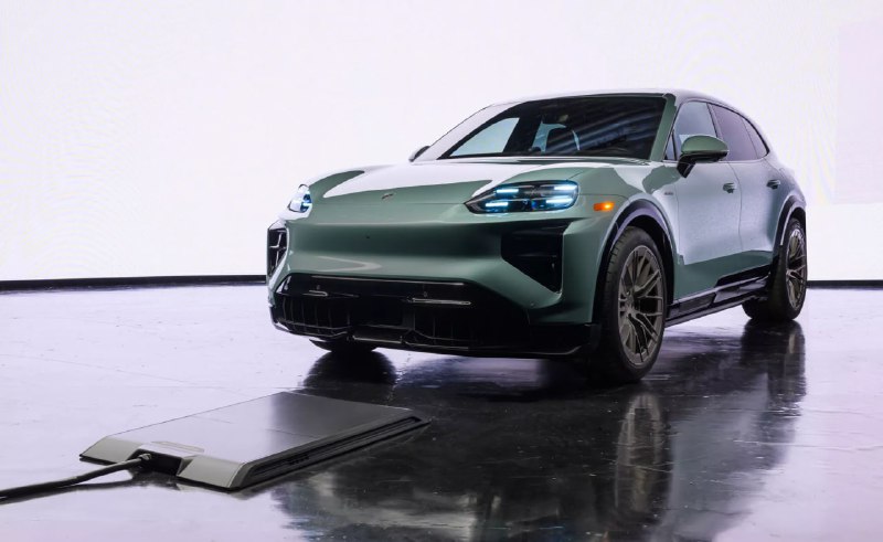 Porsche выкатил Cayenne Electric: версия Turbo выдаёт 1139 сил — теперь это самый мощный серийный Porsche в истории, плюс первое авто марки с беспроводной зарядкой.Разгон до сотни — 2,5 секунды, максималка — 260 км/ч.