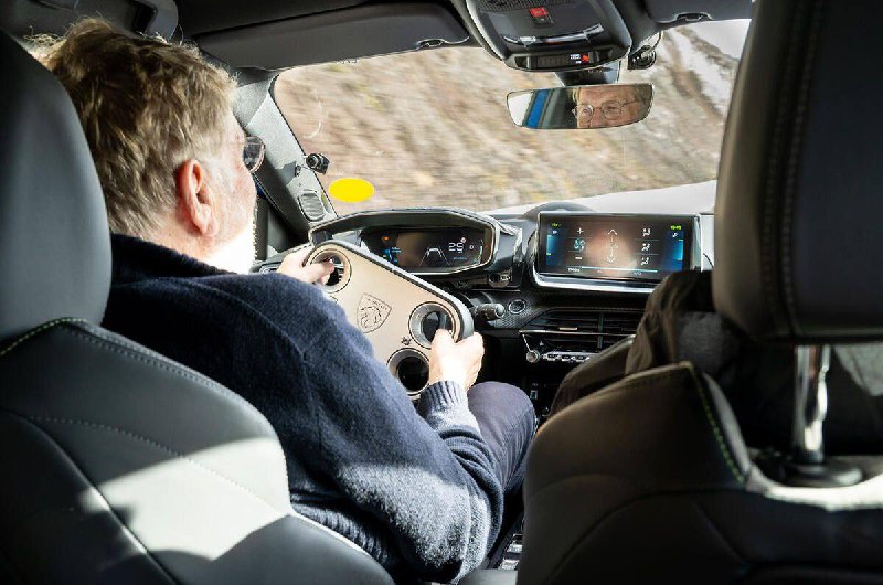Peugeot представили инновационный квадратный руль Hypersquare с автоматическим управлением
