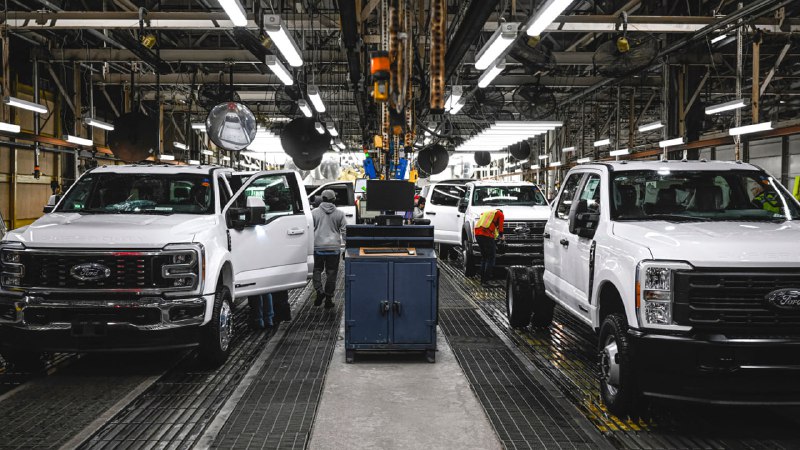 Ford предлагает крупные зарплаты для механиков, но сталкивается с нехваткой кадров