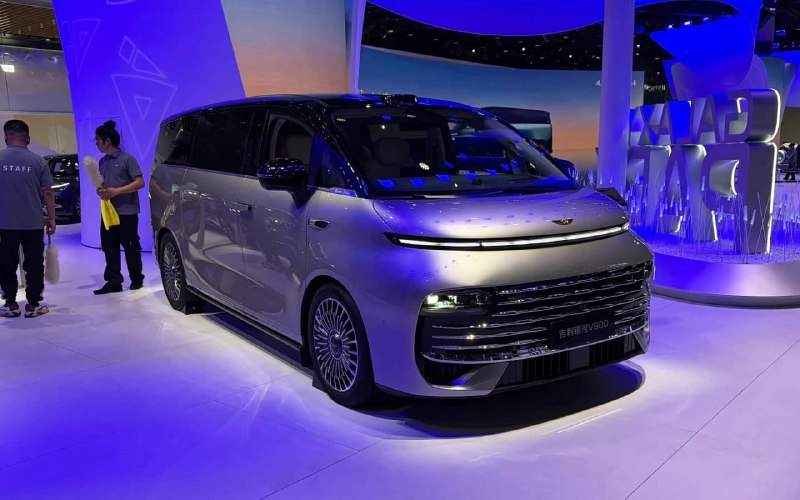Geely представила гибридный минивэн на 8 мест!Популярный в России бренд создал семейный минивэн Galaxy V900.